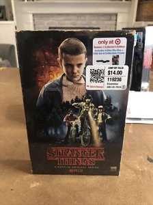Netflix Stranger Things Staffel 1 (DVD/Blu-ray, 2016, 4-Disc, Sammleredition - Bild 1 von 6