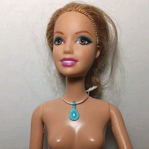 Barbie en un cuento de sirenas muñeca desnuda 2005 collar original pies de playa - Imagen 1 de 8