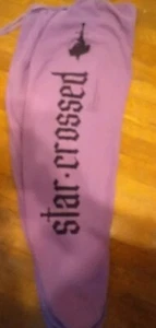 Pantalones deportivos Kacey Musgraves medianos cruzados con estrellas púrpura para mujer - Imagen 1 de 7