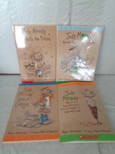 (4) Judy Moody - Softcover Chapter Books - College - World - Future - Bad Mood - Foto 1 di 1