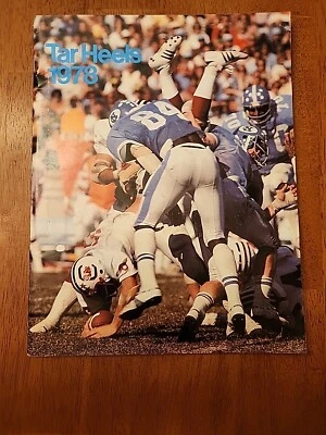 Vintage NCAA Fútbol 1978 UNC TACONES ALQUITRANADOS Jumbo Media Guide LAWRENCE TAYLOR LT Foto 1 de 3
