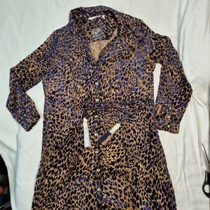 SOFT ENVIRONMENT Mahali Burnout Kleid Samt blau über Leopard GÜRTEL GEKNÖPFT - Bild 1 von 17