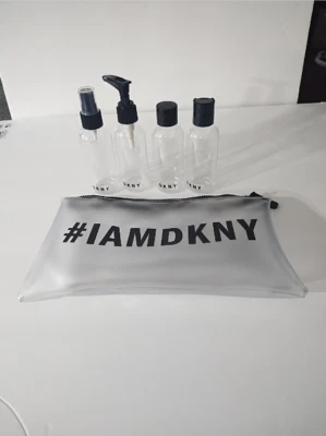 Kit de Cosméticos DKNY con Cuatro Botellas de Plástico en Cremallera para Monedero y Viaje Foto 1 de 3