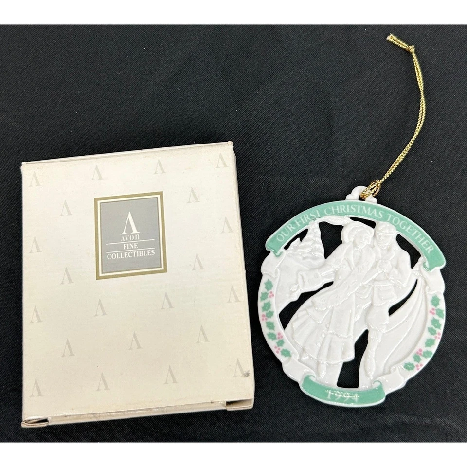 De colección Avon 1994 Nuestra Primera Navidad Juntos Porcelana Adorno Pareja Patinadores Foto 1 de 4
