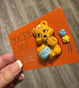 Vintage Wallace Berrie YOU’RE MY HONEY Holz Mini Wandrelief 3D Bär LESEN - Bild 1 von 9