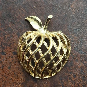Vintage Gold Tone Lattice Apple Brooch, Signed Gerry’s, 1 3/16" - Picture 1 of 4