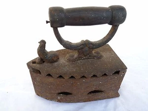 Antiguo hierro hierro de carbón con gallo  - Imagen 1 de 6