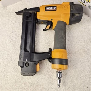 Ridgid R150FSA 18-Gauge 1-1/2" Pneumatic Finish Stapler 70 Psi With Carrier Bag - Picture 1 of 14
