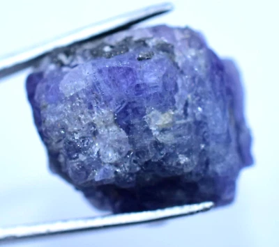 Muestra faceta áspera de 63,95 quilates azul violeta natural sin tratar certificada sin tratar Foto 1 de 4