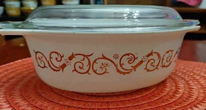 Vintage Pyrex Gold Empire Scroll 1 and 1/2 QT. Casserole with Lid - Picture 1 of 4