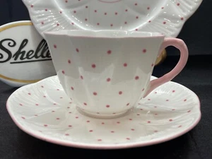 SHELLEY ZIERLICHE ROSA GEPUNKTETE TASSE, UNTERTASSE UND 8" TELLER # 13748/P - Bild 1 von 8