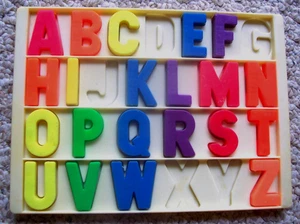 Fisher-Price 21 Lettres Magnétiques Alphabet pour Jouer Famille École avec Plateau de Bureau - Photo 1/4