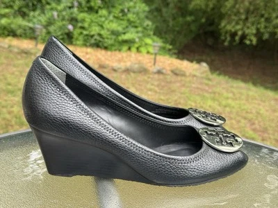 Tory Burch Sally 尺码 11 黑色皮革/银色标志楔形露趾鞋跟 — 第 1/4 张图片