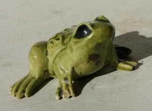 Figura de rana miniatura cerámica verde pintada a mano rana figura astillada sin marca --- - Imagen 1 de 1