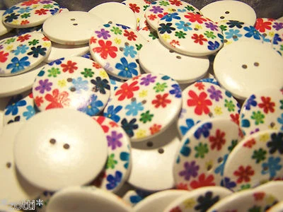 50 Knöpfe 30mm Blume bunt Holzknöpfe 2 Löcher Restposten Großhandel Großposten * - Bild 1 von 3