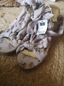 BNWT Grey Blue Gold Floral Raffia Wedge Sandal 6.5 Eur 40 - Picture 1 of 6