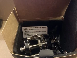 Carrete de pesca Abu Garcia Baitcasting Ambassadeur 6500CL derecho 5,3:1 EN CAJA - Imagen 1 de 13