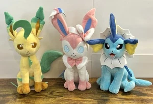 3 Eeveelutions Leafeon, Sylveon, Vaporeon Pokémon Plüsch 8 Zoll Spielzeug GameFreak Nintendo - Bild 1 von 16