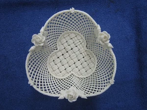 ANTIKER BELLEEK VIERSTRANGIGER ZART GEFLOCHTENER KORB IN KLEEBLATTFORM - HANDGEFERTIGT - Bild 1 von 8