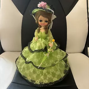 1978 Bradley Puppe sitzend mit grünem Kleid & schwarzem Spitzenbesatz! - Bild 1 von 2