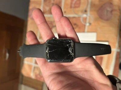 Apple Watch Series 3 42mm Cassa Alluminio Grigio Siderale, Cinturino Silicone... - Immagine 1 di 4