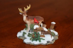 De Colección O'Well Pueblo de Navidad Ciervo Cardenal Pájaro Cerca Acebo Nieve Victoriano 3"H - Imagen 1 de 8