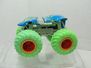 HOT WHEELS MONSTER TRUCK GLOW IN THE DARK TWIN MILL VEHICLE 1:64 - Bild 1 von 5