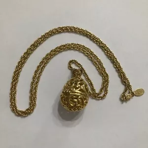 Collana con ciondolo uovo con cerniera filigrana Faberge tono oro grosso Joan Rivers - Foto 1 di 5