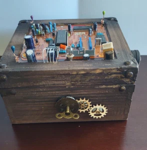 Scatola in legno STEAMPUNK - geek box - Steampunk Computer tech - Trinket box #2 - Foto 1 di 6