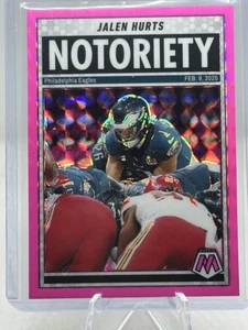 2025 Mosaico Jalen Hurts Notoriety #1 Rosa Fluorescente Prizm SP Águilas Exclusivas - Imagen 1 de 9