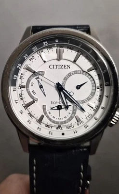 CITIZEN ECO DRIVE Men’s CALENDRIER WORLD TIME WHITE DIAL WATCH BU2020-02A - Image 1 of 2