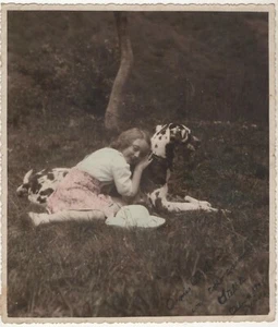 ALTES FOTO GETÖNT FARBIG SÜSSES BLONDES MÄDCHEN MIT DALMATINER HUND 1941 - Bild 1 von 2