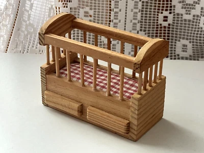 Magnifique Lit de Bébé miniature en Bois Maison de poupée 8,5cm H=6,7cm ! - Photo 1/4