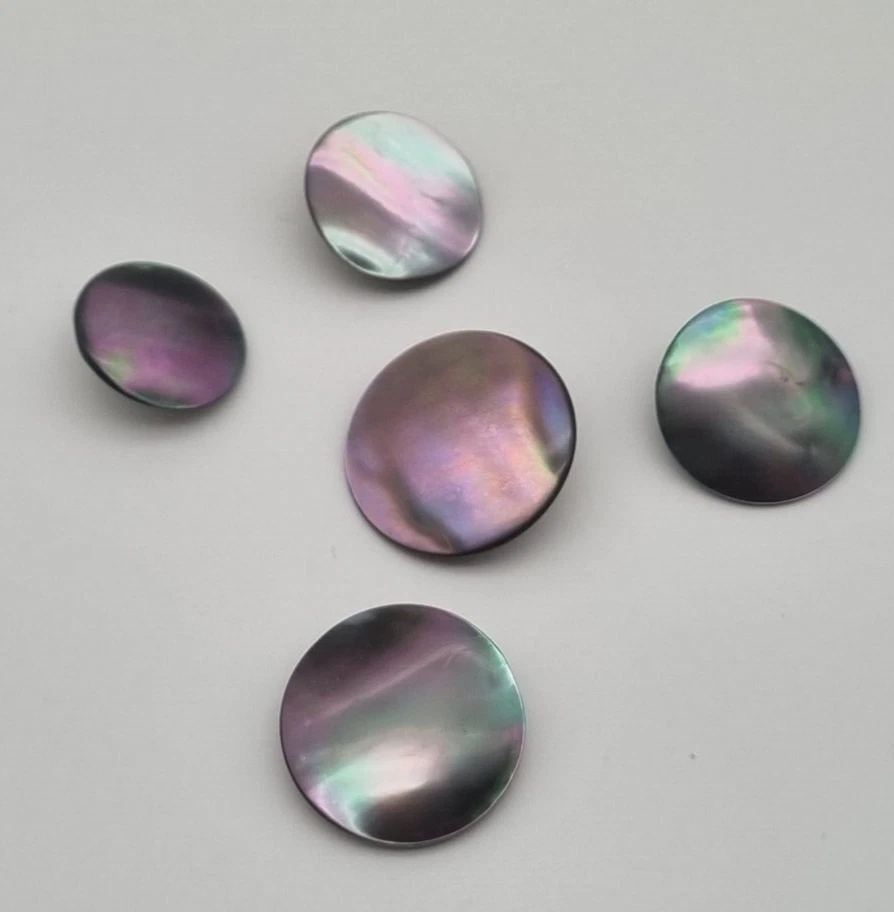 Bunt schillernder Perlmutt Ösen-Knopf 15-20 mm / Mother-of-Pearl Button MOP F11 - Bild 1 von 1