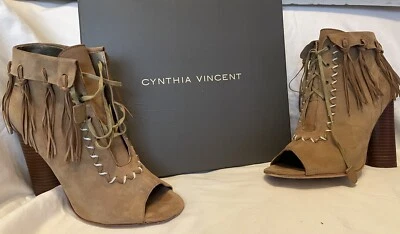 $228 Cynthia Vincent “Nailed” Flecos Punta abierta Botín Gamuza Cuero US10 Foto 1 de 4