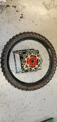 Suzuki RMZ250 2016 OEM rueda delantera de fábrica con neumático. Algunos Dryrot Foto 1 de 4