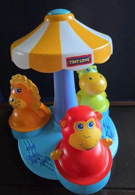 Carrusel musical Jungle Go Round de Tiny Love con animales bebés de la selva Foto 1 de 4