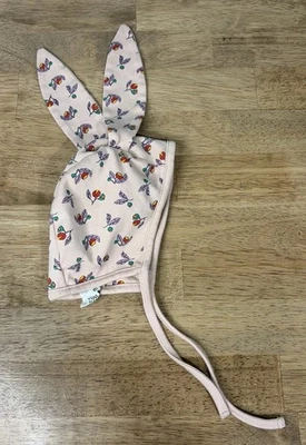 Oeuf Pequeñas Flores Orejas de Conejo Gorro Rosa Infantil 3mos Algodón Orgánico Pima Corbata Foto 1 de 4
