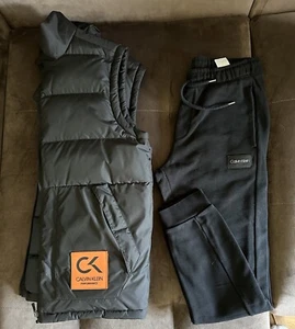 CALVIN KLEIN Herren Daunenweste Gr. M Schwarz Jogging Hose Gr S Schwarz - Bild 1 von 16