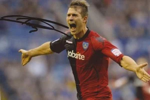 PORTSMOUTH: FOTO DE ACCIÓN FIRMADA 6x4 MARKO FUTACS + CERTIFICADO DE AUTENTICIDAD - Imagen 1 de 1