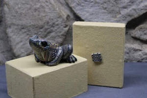 Jon Stuart Anderson Frosch Skulptur FIMO Creations Polymer Clay 2004 (C9) - Bild 1 von 13
