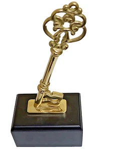 Chiave scheletro Bombay unica grande tono oro montata su piedistallo legno nero - Foto 1 di 5