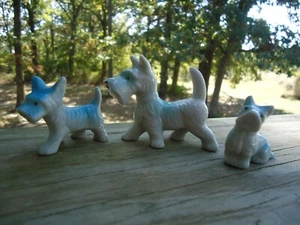 Juego de 3 estatuillas de perro Scotty de colección azul blanco hechas en Japón de pie sentado - Imagen 1 de 15