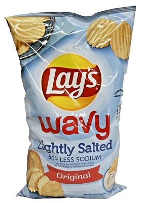 Papas fritas Lay's Wavy ligeramente saladas capas de 7,5 oz Foto 1 de 2