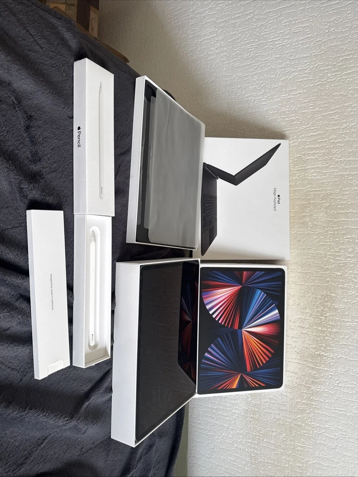 Apple iPad Pro 12,9” (5. Gen., Wi-Fi, 256 GB) + Apple Pencil + Magic Keyboard ++ - Bild 1 von 4