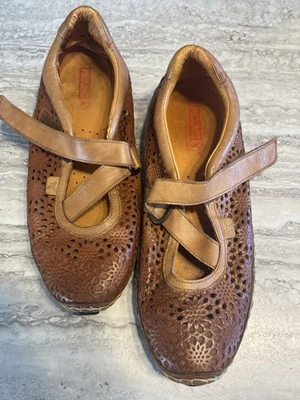 Zapatos planos Mary Jane perforados florales de cuero Pikolinos para mujer EE. UU. 9-9,5 Foto 1 de 4