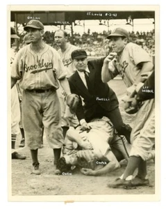 BROOKLYN DODGERS original 1943 TYPE I photo FIGHT - Picture 1 of 3