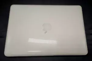 Apple Bianco Unibody MacBook A1342 13" Laptop (2009, 8 GB RAM, 256 GB SSD??) - Foto 1 di 22