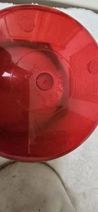 Due lenti faro in plastica originali vintage realizzate da Speaker. La cupola rossa è... - Foto 1 di 3