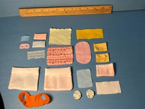 Sylvanian Families Calico Critters Lote de Mantas Almohadas ETC - VENDIDO COMO ESTÁ - Imagen 1 de 4